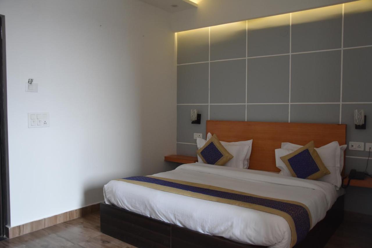 Hotel De Luxe Basai Road Gurgaon Exterior foto